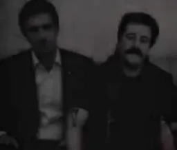 نگاه دوتا مرد به صفحه دوربین