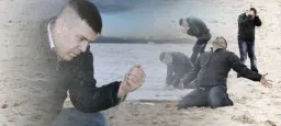 مرد ناراحت در ساحل