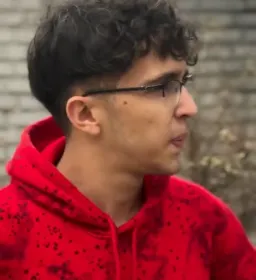 نگاه شرمسار مرد به یک چیز