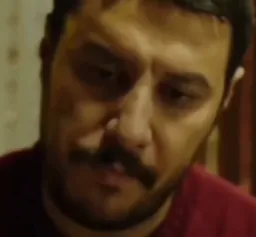 مرد ناراحت در حال غذا خوردن