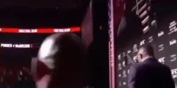وارد شدن مرد به صحنه با حالت گنگ