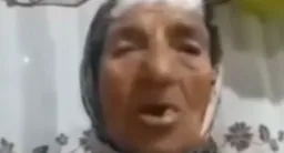 زن درحال آهنگ خواندن