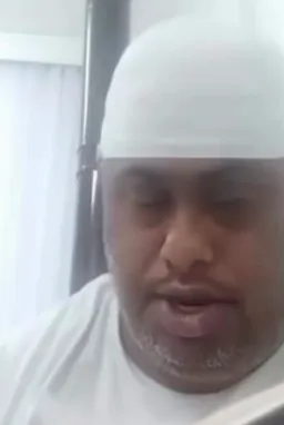 زمزمه کردن مرد مسلمان
