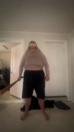 مرد دیوانه که کاسپلی برین رات ایتالیایی را پوشیده