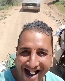 مرد در حال تعریف دور دور خود