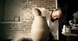 مرد درحال سفالگری