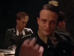 تعجب از نشان دادن ۳ با سه انگشت