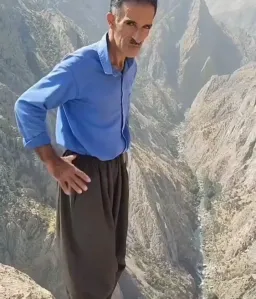 مرد در حال صدا در آوردن ۲