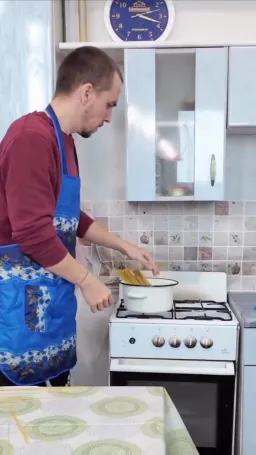 آشپزی مرد عصبانی