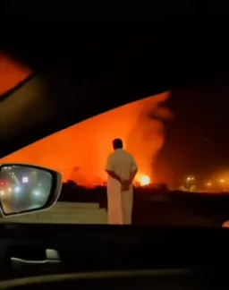 مرد آرام درحال دیدن آتش سوزی