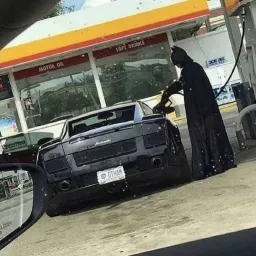 بتمن درحال بنزین زدن به بت موبیل