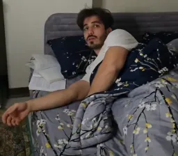 استرس گرفتن مرد بعد بیدار شدن