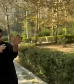 خندیدن دو پسر به پسر دیگه