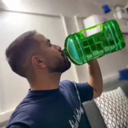 مرد درحال آب خوردن با وسایل مختلف