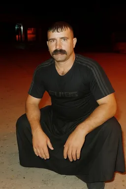 مرد سیبیل کلفت