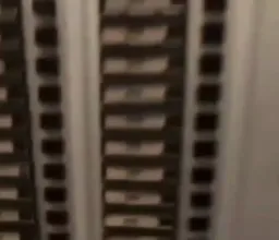 مرد درحال زدن زنگ تمام خونه ها