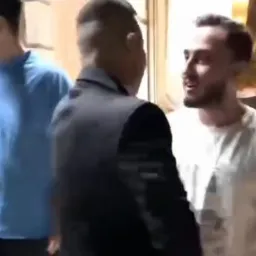 مرد درحال سلام و احوال پرسی