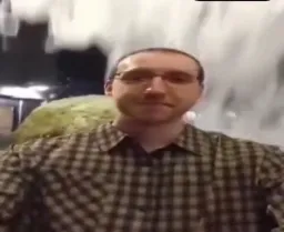 آبشار پشت مرد