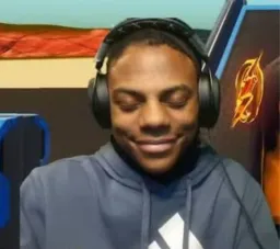 آی شو اسپید در حال لبخند زدن