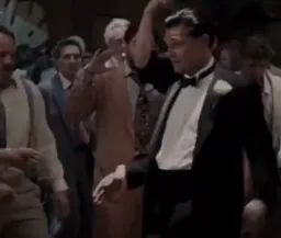 کارکتر های فیلم در حال رقصیدن