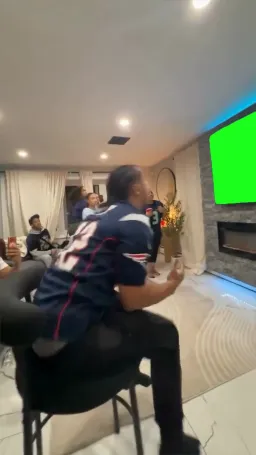 شوکه شدن و شکاندن تلویزیون صفحه سبز