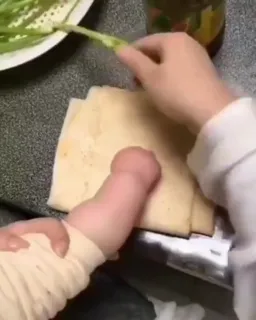 زن درحال خوردن دست بچه