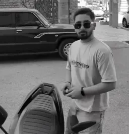 مرد درحال گشت زدن کنار مدرسه ابتدایی پسرانه