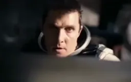 کوپر درحال چک کردن تنظیمات فضاپیما