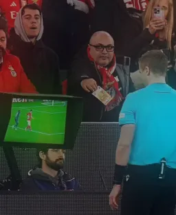 واکنش مرد در حال رشوه دادن به داور