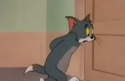 باز کردن در توسط تام با صورت خوشحال