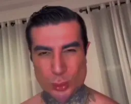 مرد با فک مثلثی