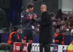 جان استونز و گواردیولا در حال صحبت کردن باهم