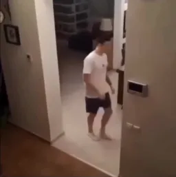 مرد درحال فرار به سوی تخت بعد از خاموش کردن لامپ