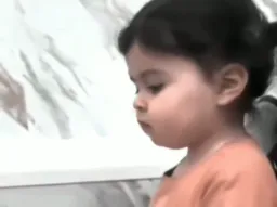 نگاه خجالتی دختر به یک چیز