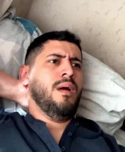 مرد متعجب در حال فکر کردن 