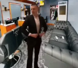 مرد درحال ورود به آرایشگاه