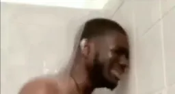 مرد ناراحت در حمام