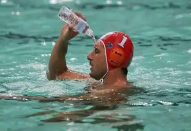 Swimmer pours water on himself